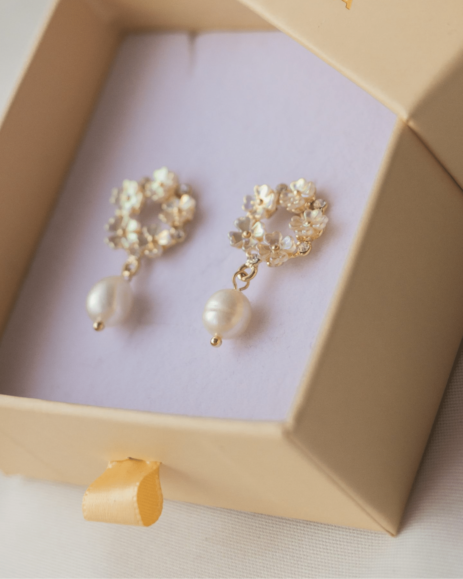 Okrugli cvjetići s biserom Gloria