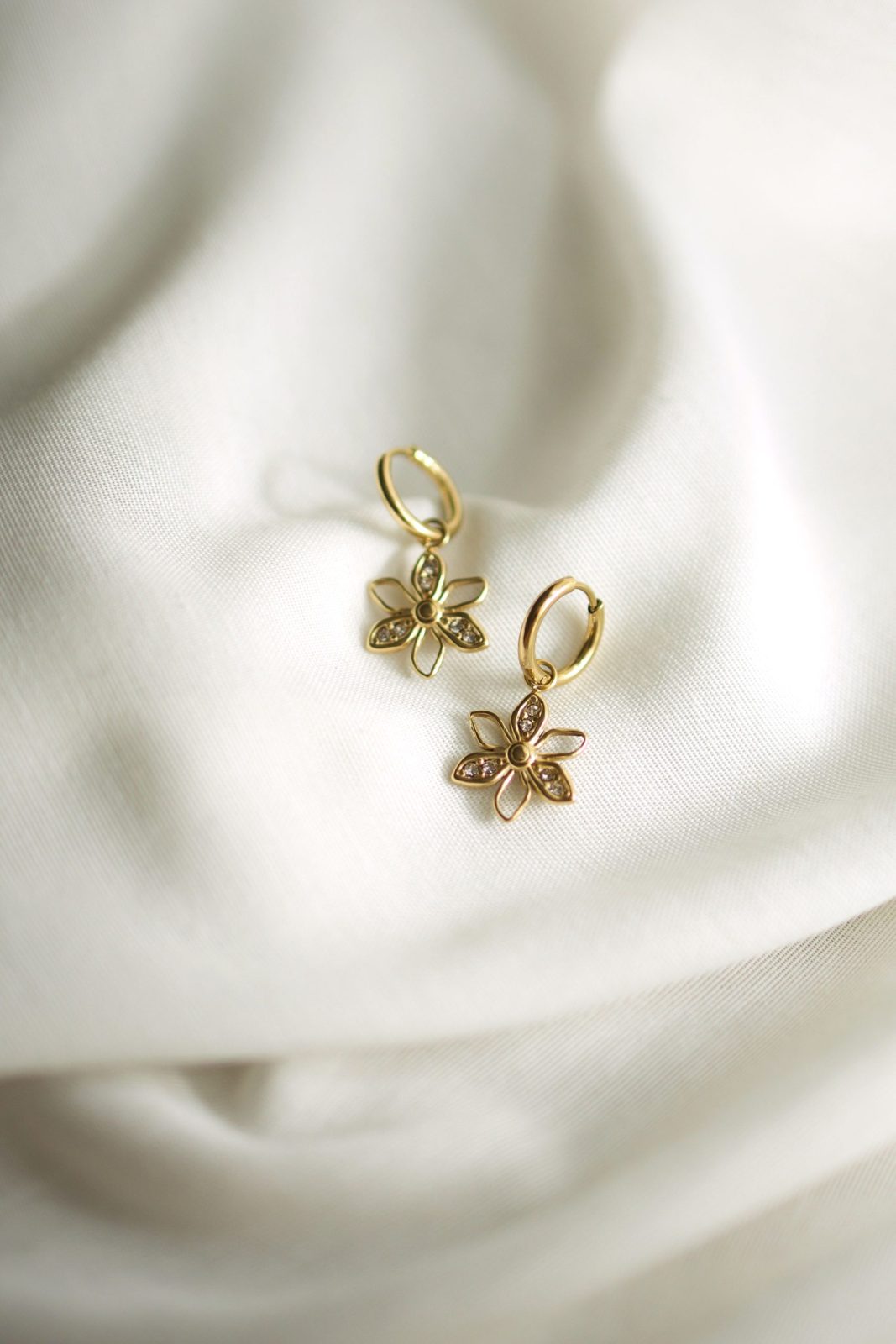 zlatni ringovi s cvijetom